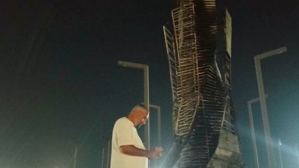 حماية بورسعيد المدنية تعاود عمليات التبريد بحريق ميدان الساعة بعد تجدد تصاعد الأدخنة