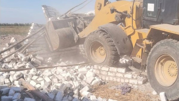 بورسعيد: حي الجنوب يزيل بناء مخالف بمنطقة الـ2000 فدان «التينة»