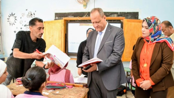 وكيل تعليم بورسعيد يوجه بالتحقيق في السلبيات المرصودة خلال جولته بإحدى المدارس