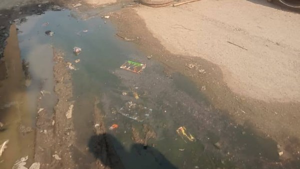 طفح مائي مجهول المصدر أمام الوحدة البيطرية بشرق شبرا الخيمة
