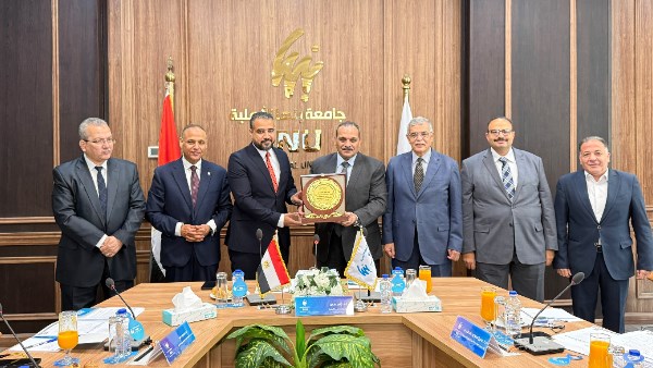 مجلس جامعة بنها الأهلية يكرم رئيس جهاز تنمية مدينة العبور الجديدة