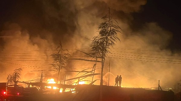 الدفع بـ7 سيارات إطفاء للسيطرة على حريق هائل بكسارة بلاستيك في طوخ بالقليوبية