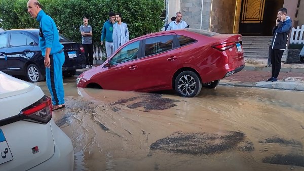 بسبب كسر ماسورة مياه.. سقوط سيارة في هبوط أرضي بمنطقة دار مصر بالعبور