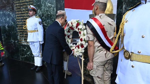 محافظ الغربية ومدير الأمن يضعان إكليل الزهور على النصب التذكاري لشهداء أكتوبر.. صور