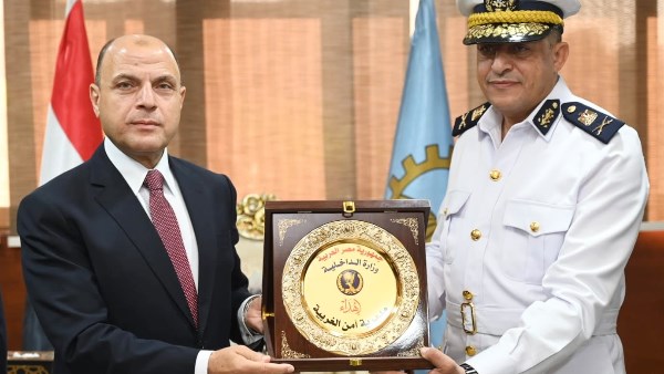 بمناسبة العيد القومي الـ228.. مدير أمن الغربية يهدي درعًا تذكاريًا للمحافظ