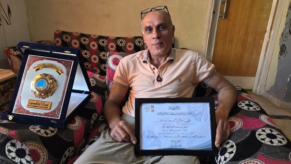 «زراعة الخيار جابت الآثار».. محافظ الغربية يداعب مكتشف تمثال رمسيس الثاني.. صور وفيديو