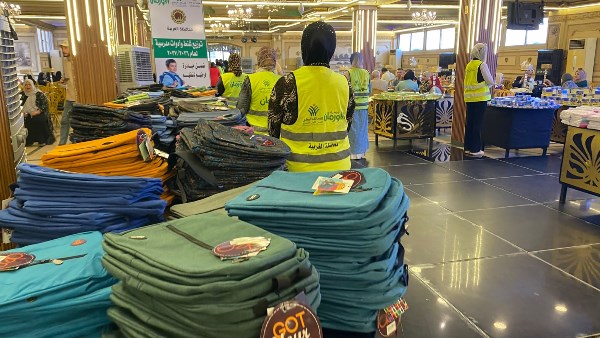 الغربية : توزيع 1250 حقيبة ومستلزمات مدرسية على الطلاب غير القادرين