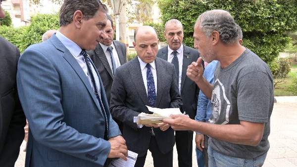 محافظ الغربية يستمع لشكاوى المواطنين ويتابع طلباتهم ويوجه بسرعة حل مشكلاتهم
