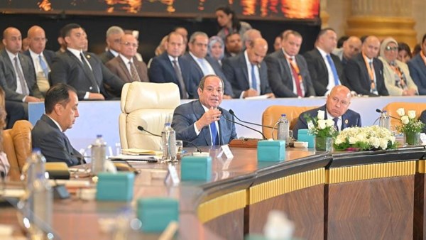 السيسي: الشعب المصري يعيش على حوالي 7% فقط من مساحة مصر