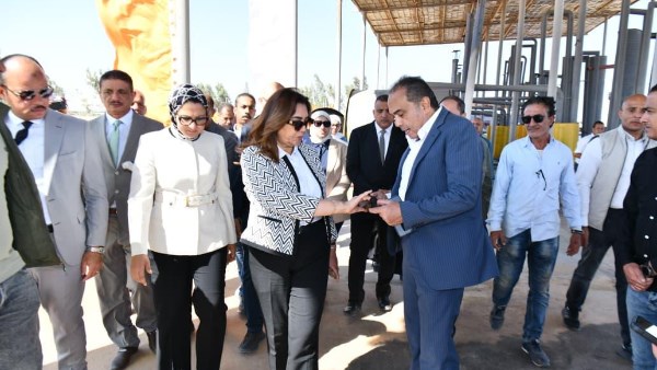 وزيرة التنمية المحلية تختتم جولتها بالوادي الجديد بتفقد مصنع تدوير المخلفات