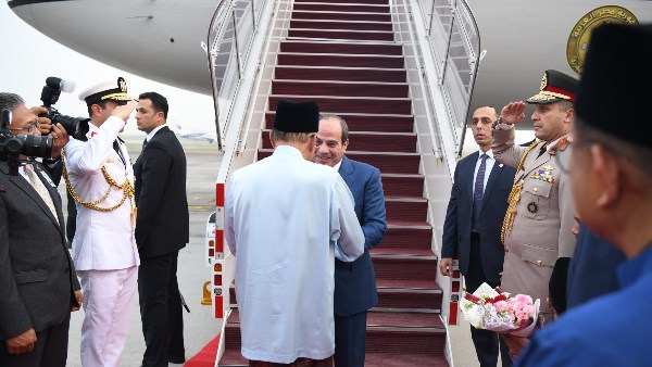لحظة وصول الرئيس السيسي إلى ماليزيا في ثاني محطات جولته الأسيوية .. صور