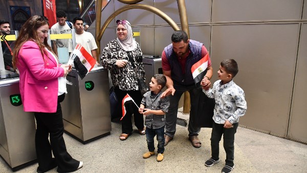 السكك الحديد تشارك الركاب الاحتفال بالذكرى 53 لانتصارات أكتوبر.. صور