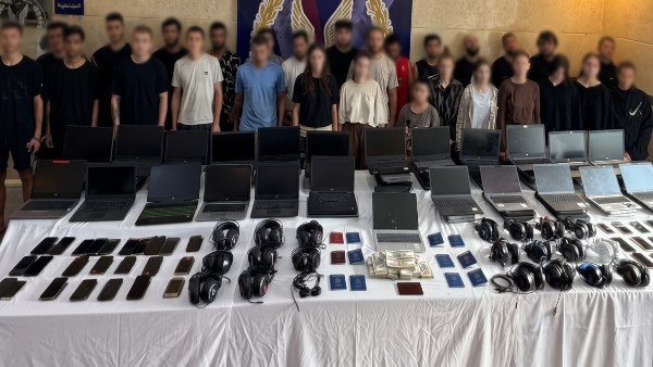 انتحلوا صفة موظفي بنوك.. سقوط عصابة دولية للنصب على الأجانب خارج البلاد
