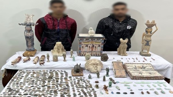 وصلوا للكنز فى الجبل.. القبض على شخصين بحوزتهما 521 قطعة أثرية بالمنيا