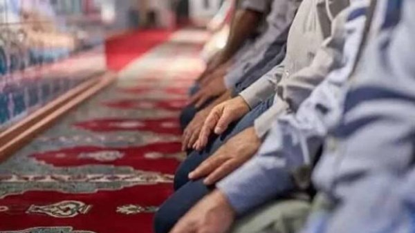 حكم جمع صلاة العصر مع الظهر قبل وقتها بسبب الحاجة.. دار الإفتاء تجيب