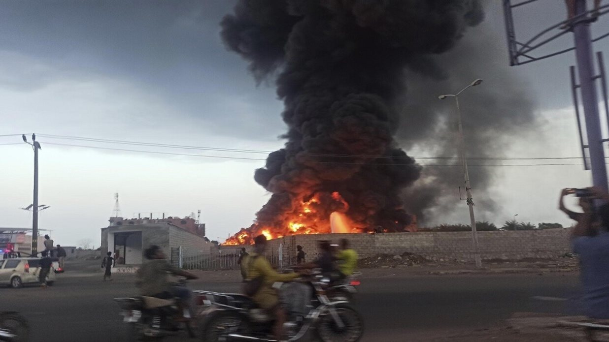 لليوم الثاني على التوالي.. لماذا يستهدف الحوثيون مطار الملك خالد المدني في السعودية؟