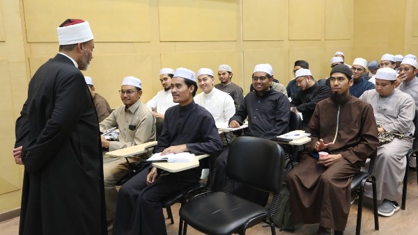 دار الإفتاء تواصل تدريب طلاب تايلاند بالأزهر على تحليل الفتاوى وفض المنازعات