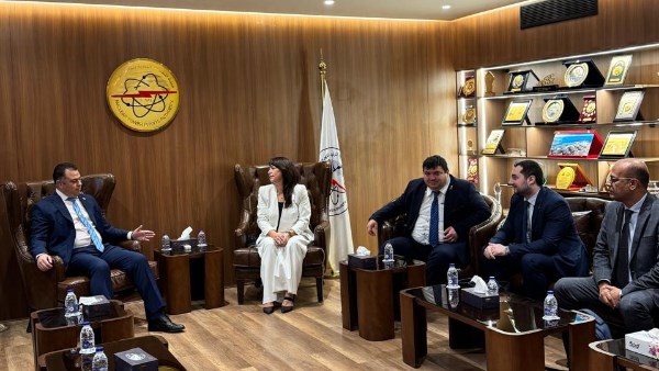 رئيس المحطات النووية يبحث مع « روساتوم» مشروع تحلية مياه البحر بالضبعة
