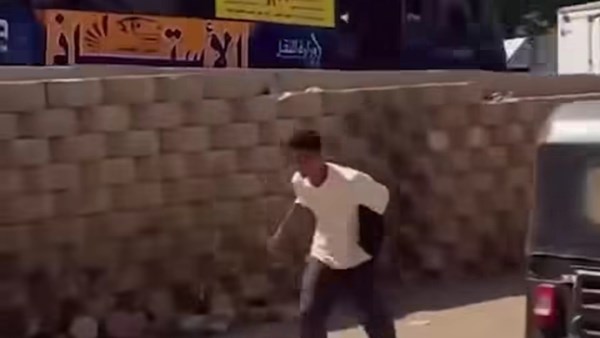 بيكسر الزجاج.. فيديو لشاب يرشق الحافلات والسيارات بالحجارة ويثير ذعر الركاب