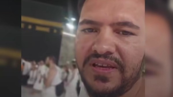 عايز حقي.. شاب مصري يستغيث من أمام الكعبة لاستعادة سبيكة ذهب في بني سويف