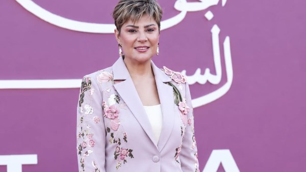 مفيدة شيحة تفاجئ جمهور الجونة ببدلة موف مطرزة بالورود.. إطلالة تخطف الأنظار