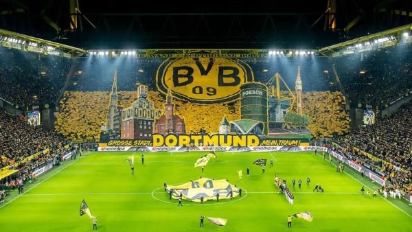 بوروسيا دورتموند يكافئ جماهيره مقابل عدم استخدام الهواتف أثناء المباريات