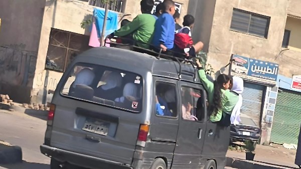 كأنهم بضاعة.. ميكروباص يحمل طلابا فوق الشبكة في مشهد يثير الجدل