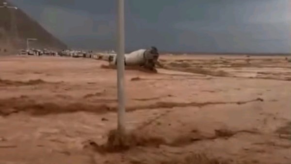 فيديو متداول.. السيول تجتاح نويبع وأنباء عن جرف سيارة بداخلها 3 أشخاص