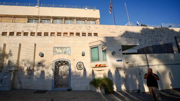 بعد إزالة اللافتات.. بريطانيا تتخذ إجراءات عاجلة بشأن قنصليتها في القدس