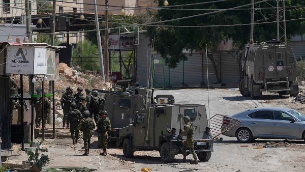 قوات الاحتلال تقتحم 13 بلدة في الضفة الغربية وتعتقل عشرات الفلسطينيين