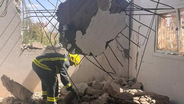 السعودية .. اعتراض صاروخين وشظايا تصيب شخصين وتضرر 3 مركبات و7 مبان