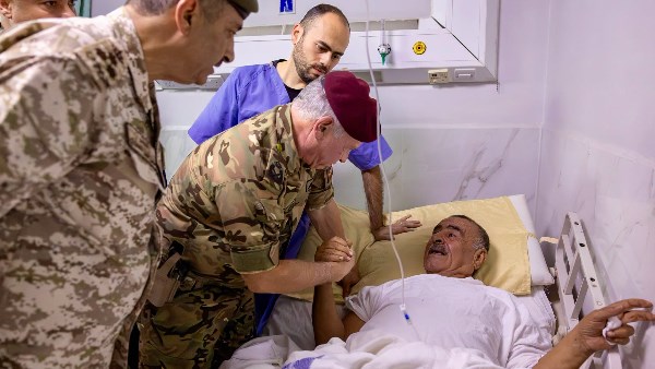 في لفتة إنسانية.. ملك الأردن يزور مصابي هجوم الكرك الإرهـ ابي| بالصور