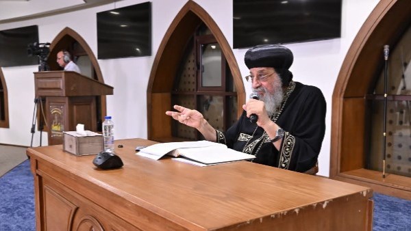 البابا تواضروس يوضح أمانة القراءة والوعظ والتعليم في قانون خدمة الكلمة.. صور