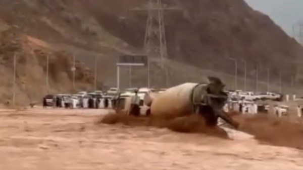وفاة شخص وإصابة آخر وفقدان ثالث إثر جرف السيول سيارة خلاطة أسمنت بوادي وتير في جنوب سيناء