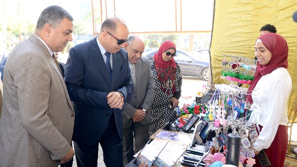 بمشاركة 100 طالب و5 آلاف منتج.. رئيس جامعة المنصورة يفتتح النسخة الثالثة من «بازار جامعتي».. صور
