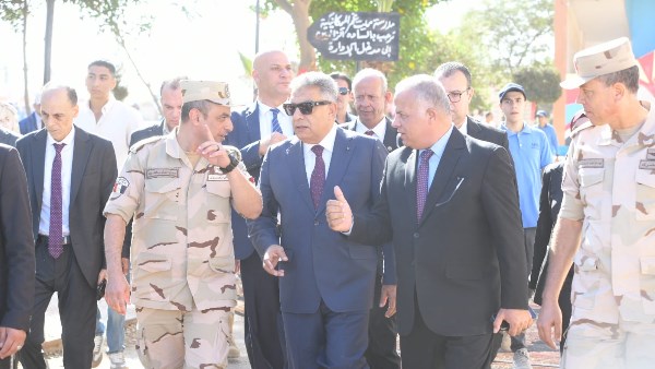 محافظ الدقهلية يشيد بأداء طلاب مدرسة ميت غمر الثانوية الصناعية الميكانيكية للتأسيس العسكري ويؤكد أهمية الانضباط والوعي