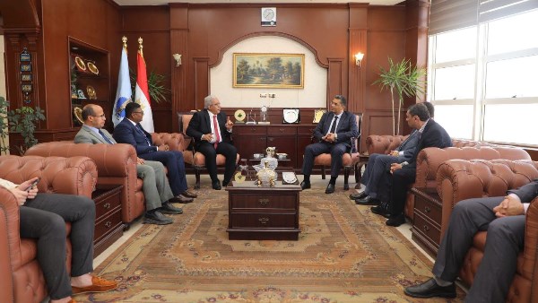 محافظ البحر الأحمر ورئيس جامعة الأزهر يبحثان تعزيز التعاون المشترك في عدد من المجالات