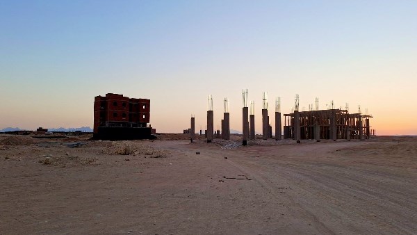 «موافقات الطيران المدني».. إجراء يستغرق شهورًا يعرقل تراخيص المباني في الغردقة