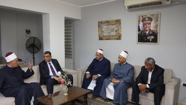 بعد قرار سحب أرض المرحلة الثانية من مدينة الحرفيين من الأوقاف.. محافظ البحر الأحمر يتفقد المديرية