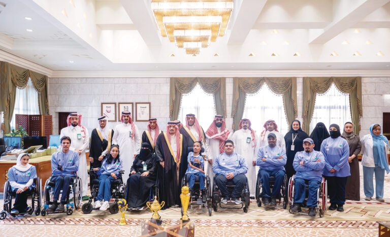 أمير الرياض يستعرض منجزات نادي ذوي الإعاقة