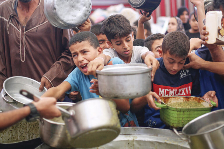قصف مدفعي وجوي إسرائيلي يوقع شهداء ومصابين في غزة .. والمستوطنون يواصلون اعتداءاتهم
