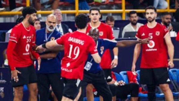 عبد الرحمن حميد يحتفل ببرونزية الأهلي العالمية علي طريقته الخاصة