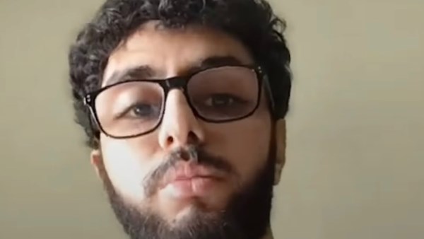 أنا بتعمى.. استغاثة شاب مصاب بالتهاب الشبكية الصباغي بحثًا عن فرصة عمل