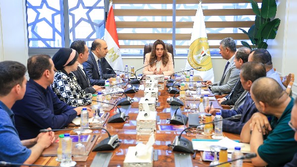 وزيرة التنمية المحلية تتابع مع ممثلي 5 شركات للنظافة بالقاهرة والإسكندرية الموقف التنفيذي لأعمال جمع ونقل ورفع المخلفات