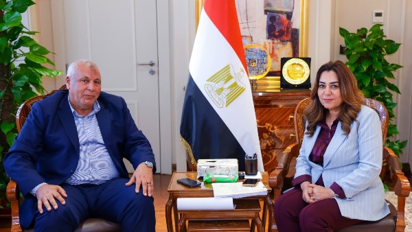 وزيرة التنمية المحلية والبيئة تتابع مع محافظ مطروح موقف تنفيذ مشروعات الخطة الاستثمارية وتطوير منظومة النظافة وإزالة التعديات