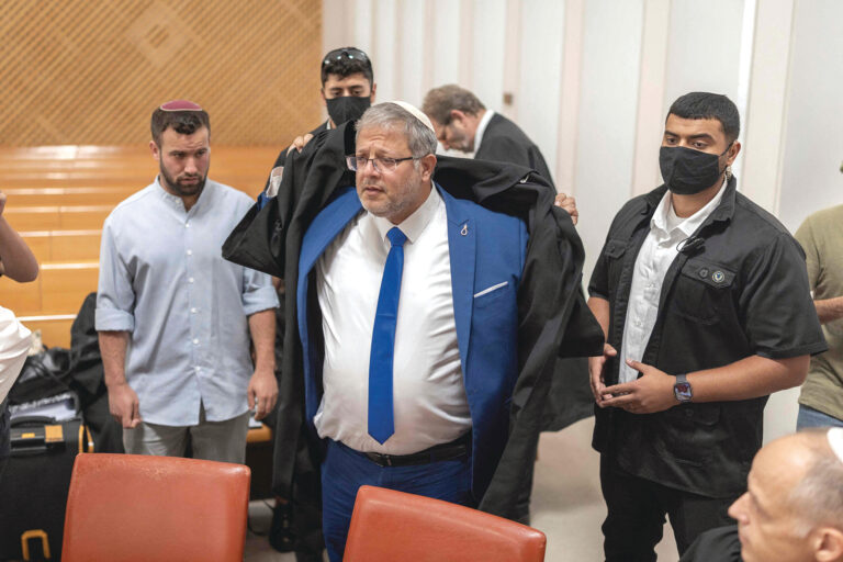 غارة إسرائيلية تستهدف شقة سكنية في غزة