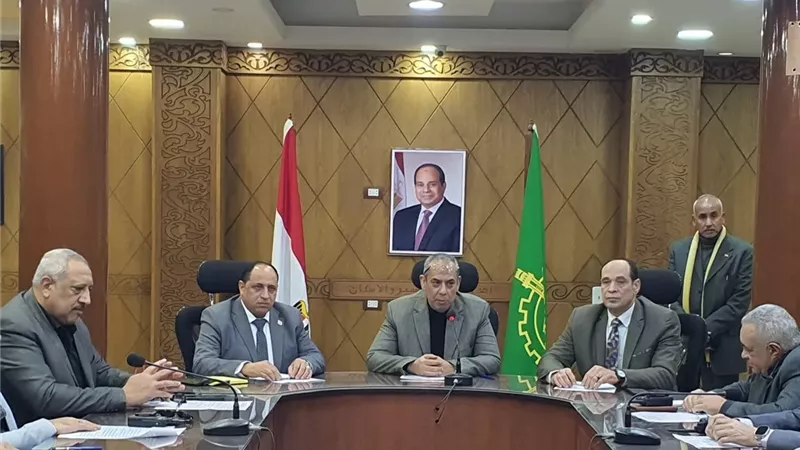 إخلاء 12 فصلًا بمدرسة في القليوبية بعد كسر خط الصرف الصحي.. ونقل الطلاب إلى مدرسة أحمد زويل