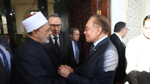 بعد إشادة رئيس وزراء ماليزيا..الإمام الأكبر: سنواصل رسالة الأزهر في نشر علوم الدين