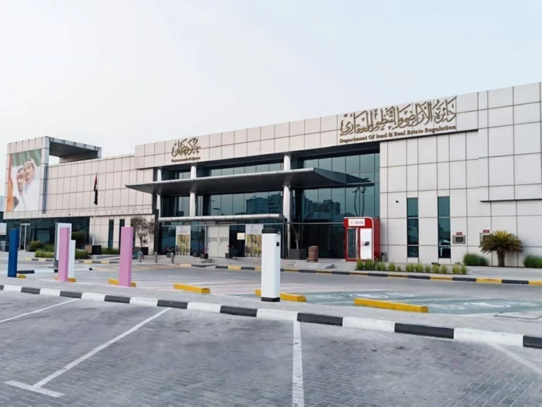 «أراضي عجمان» تروّج لعقارات الإمارة في معرض بحيدر آباد