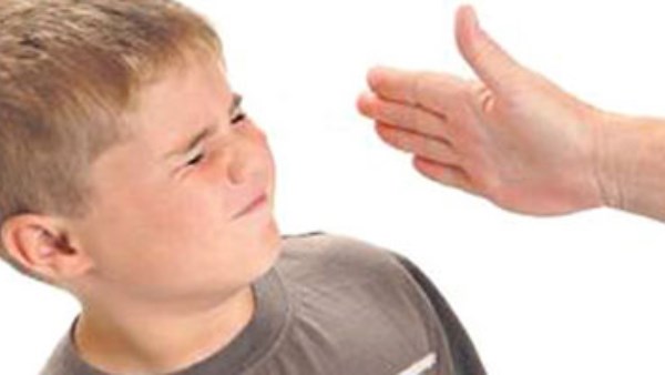 ضربت ابني بالقلم.. موظف يحرر محضرا ضد معلمة في مدرسة بالطالبية